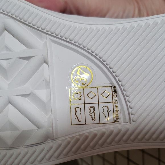 NWOT- L’artiste By Spring Step ‘Denofeden’ Laser Cut Slip On Leather Sneaker - Picture 10 of 12